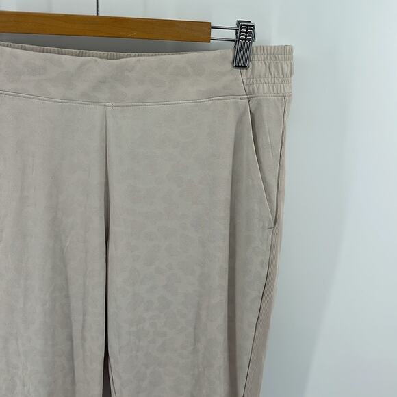 Athleta Brooklyn textured leopard elastic waist pull on jogger style pants sz 14 - Picture 3 of 7